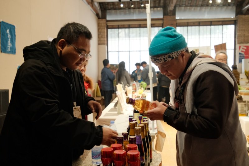 消费者在李锦记酱料摊位前了解新品料酒