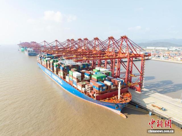 12月2日，宁波舟山港年集装箱吞吐量突破4000万标准箱。(无人机照片) 吴君毅 摄