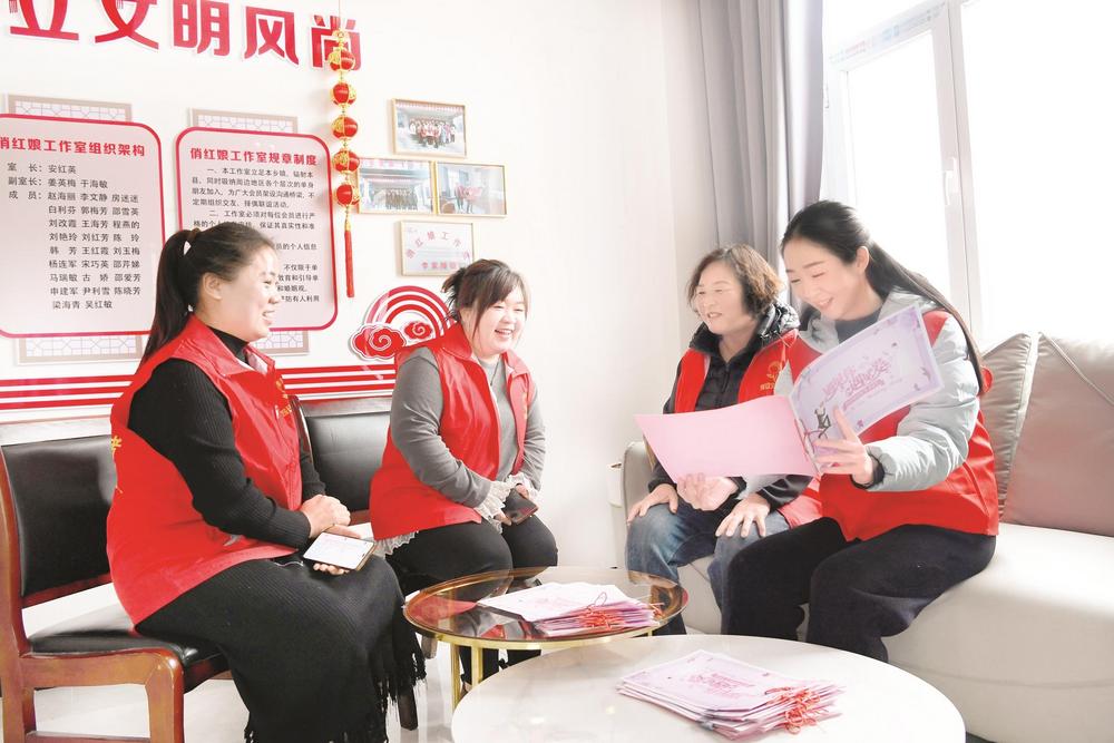 10月30日，成安县李家疃镇“俏红娘”工作室里，几位红娘拿着未婚男女登记手册核对信息。 许朋钰 摄