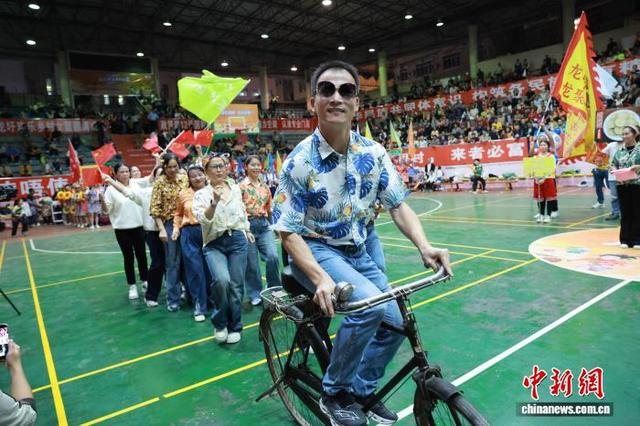 11月7日，广西梧州市龙圩区“农商银行杯”欢乐乡村女篮开幕式现场。潘绍珊 摄