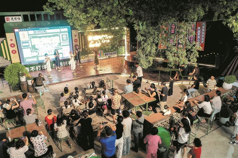 十月三日，游客在浙江省建德市更楼街道更化创意社区内观看表演（无人机照片）。 新华社记者 徐昱 摄