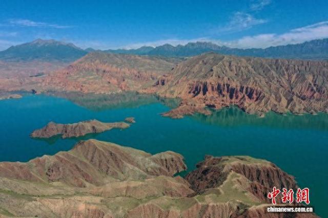 图为航拍青海省黄南藏族自治州尖扎县坎布拉国家地质公园内丹山碧水景观。马铭言 摄