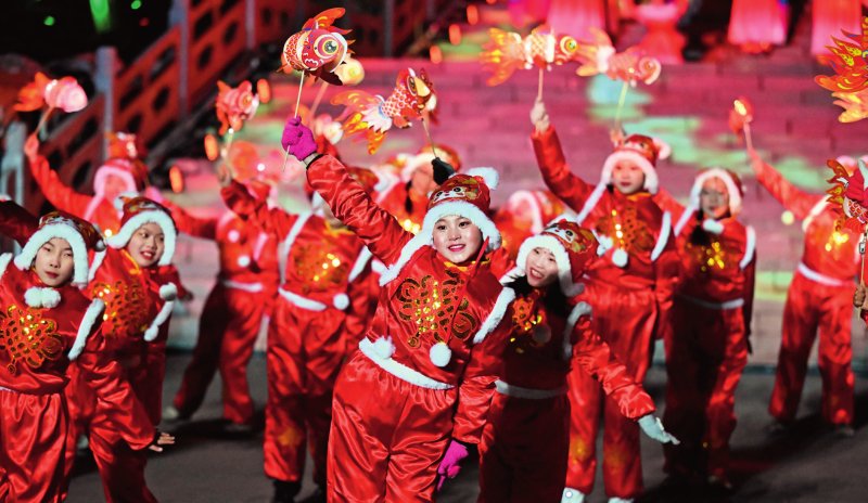 小演员在内蒙古卓资县第六届“吉祥九曲 美丽卓资”文化旅游节开幕现场表演（2025年2月11日摄） 李志鹏摄 / 本刊