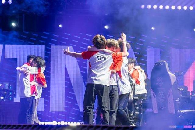 AG选手获胜后拥抱庆祝。湛江科技学院 黄智航/摄