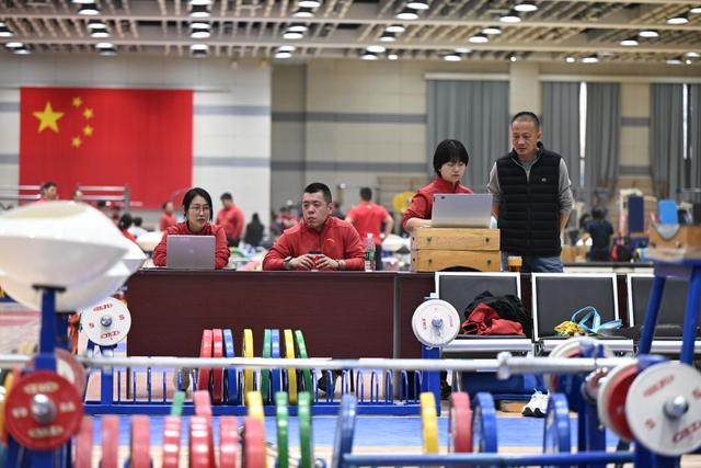 1月23日，国家队工作人员在训练中记录数据。新华社记者 侯昭康 摄