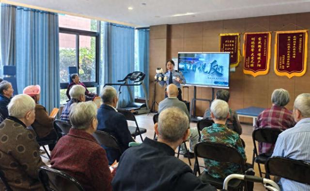 民警在进行反诈骗宣传。衢州市公安局/供图