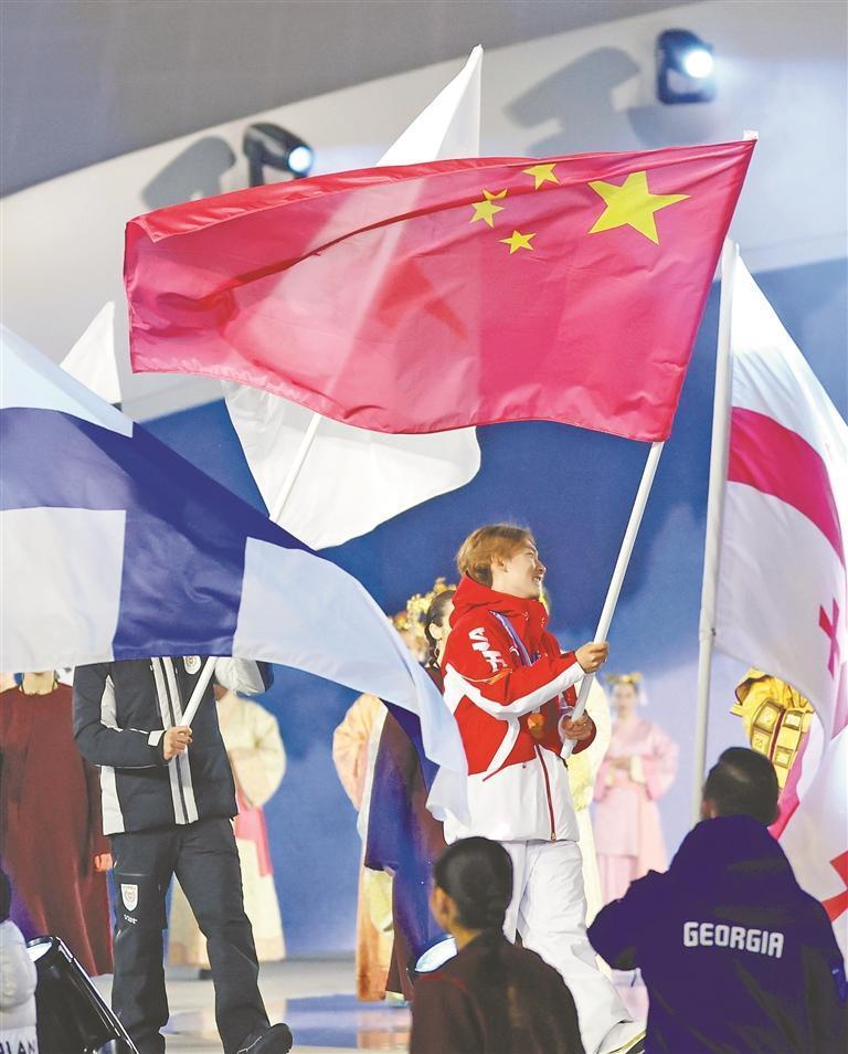 中国体育代表团旗手苏翊鸣在闭幕式上入场。新华社记者 李明摄