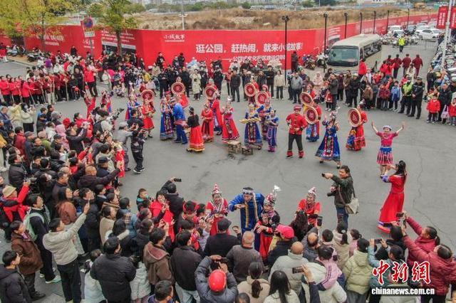 图为兴国县崇贤乡畲族巡游队伍与观众互动。(无人机照片)中新社记者 刘力鑫 摄