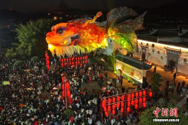 图为游客在欣赏“鳌鱼飞天”巡游表演。(无人机照片)施亚磊 摄