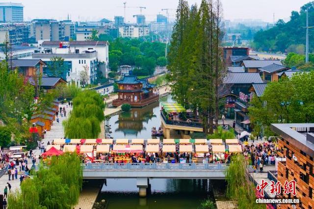 图为襄水街内游人如织。(无人机照片)张倩龙 摄