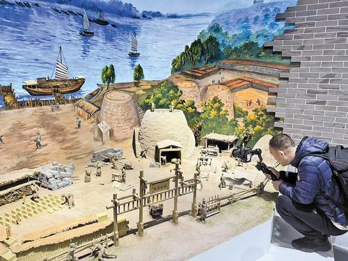 近日，在大运河贡砖博物馆，采风团成员在拍摄古代砖厂的微缩景观。 本报记者 王永晨摄