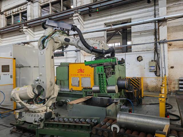 在中铝集团东北轻合金有限责任公司“数智化圆锭加工园区”，机械臂正在作业。新华社记者 朱悦 摄