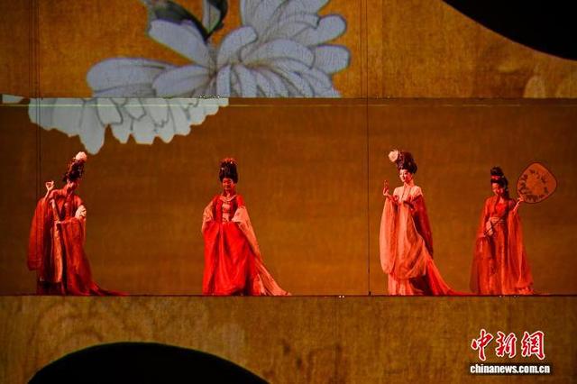 图为女子群舞《韵》。中新社记者 于海洋 摄