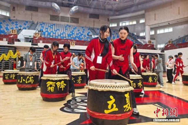 5月14日，澳门濠江中学逾500名师生到访华侨大学，体验中华传统文化。中新社记者 孙虹 摄