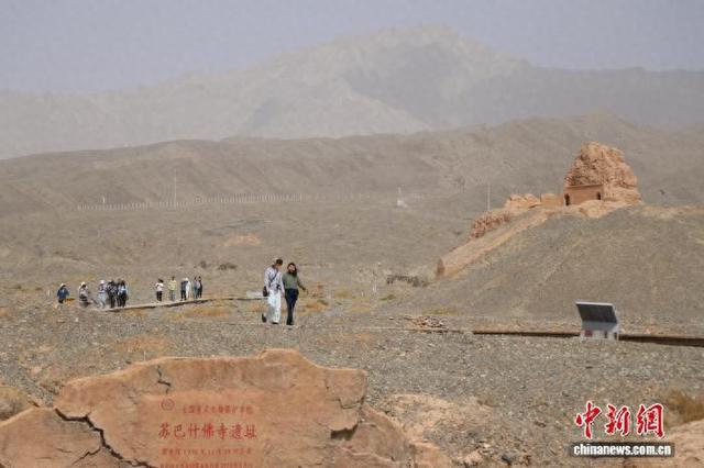 5月15日，新疆库车市，游客在苏巴什佛寺遗址游览。 苟继鹏 摄