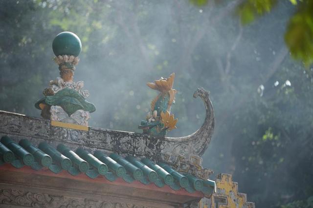 11月12日拍摄的澳门妈阁庙山门门楣顶部的鳌鱼雕塑。新华社记者 周密 摄