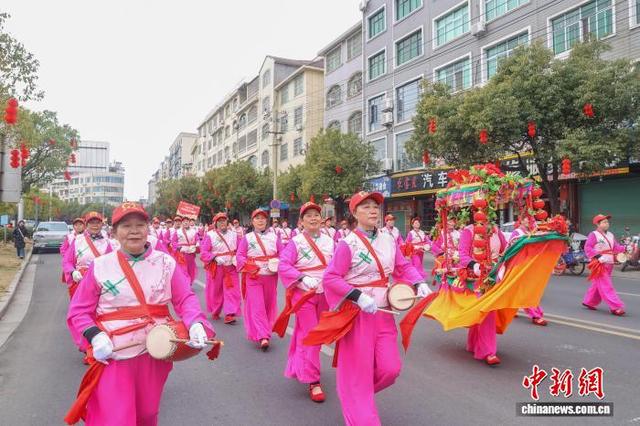 图为兴国县潋江镇腰鼓巡游队伍在巡游中。中新社记者 刘力鑫 摄