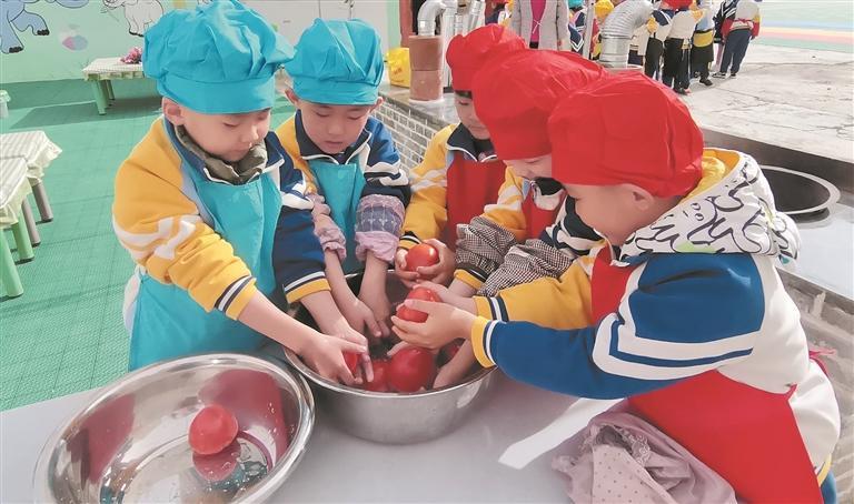 小朋友化身小厨师体验做饭。海北州刚察县小花蕊幼儿园供图