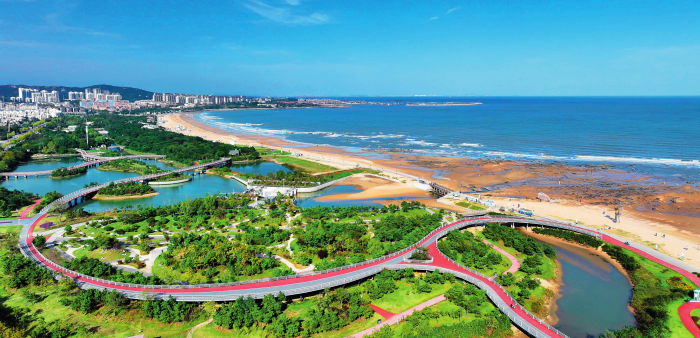 山东日照张北湾阳光海岸绿道及海湾景色（2025 年 10 月 22 日摄） 郭绪雷摄 / 本刊