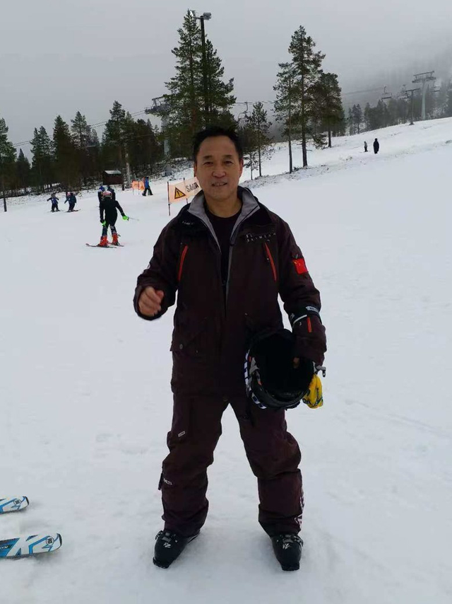 作为两位冬奥冠军的启蒙教练，刘德镇从未学会滑雪（受访者供图）