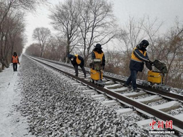 沈铁吉林工务段工人正在作业。 吉林工务段供图