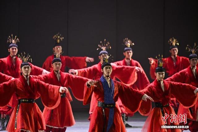 图为男子群舞《悦》。中新社记者 于海洋 摄