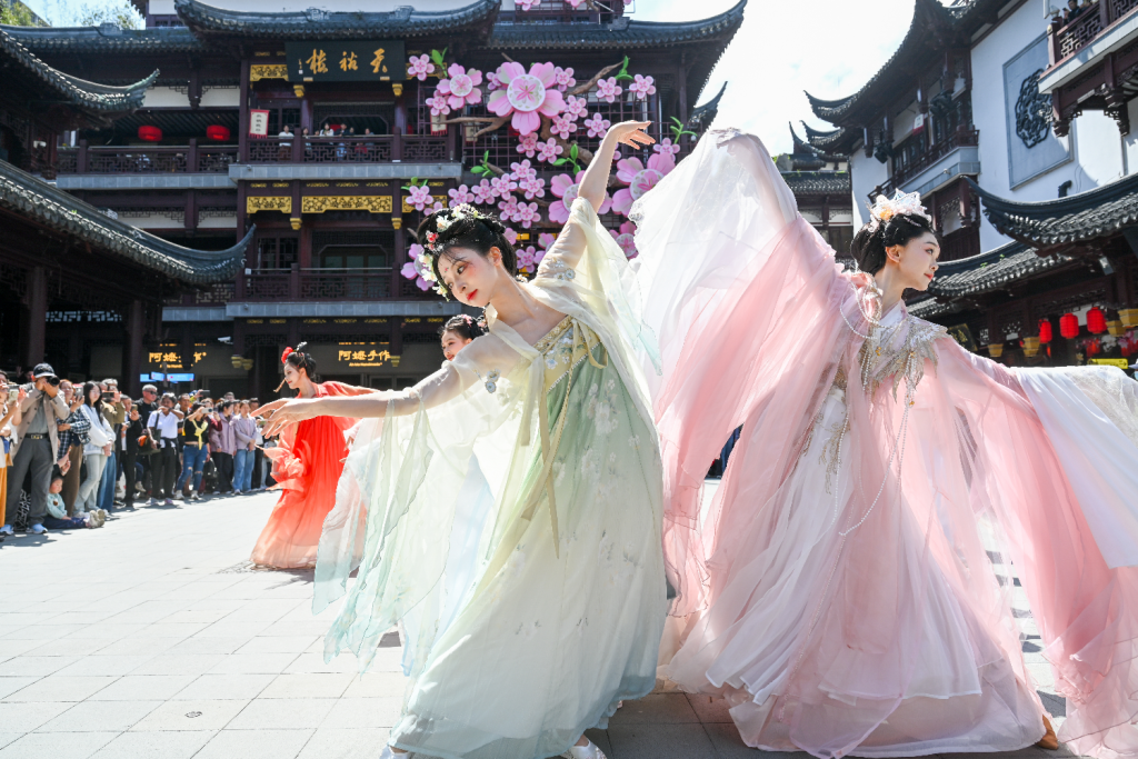 4月18日，上海豫园商城，十二花神东方浪漫群舞，吸引众多市民游客观看。澎湃新闻记者 朱伟辉 图