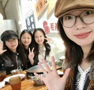 227寝室女生合影。受访者供图