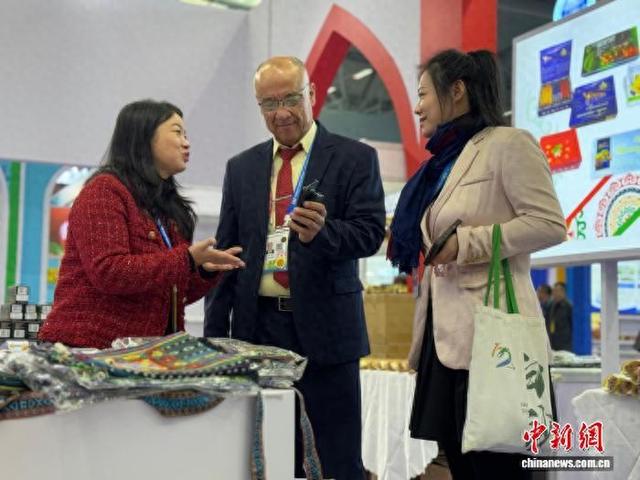 10月25日,国际参展商在杨凌农高会与顾客洽谈。杨英琦 摄