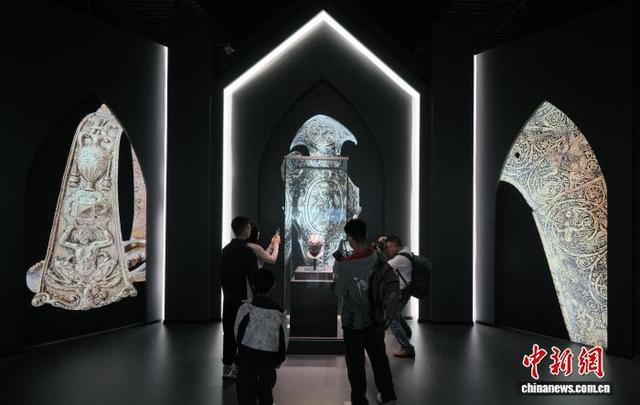 图为观众参观展览。中新社记者 安源 摄