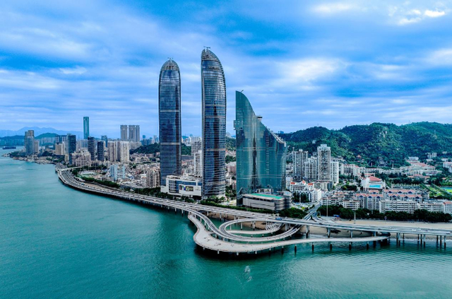 这是2024年9月4日拍摄的厦门市演武大桥附近海面和环岛路沿线风光（无人机照片）。新华社记者 魏培全 摄