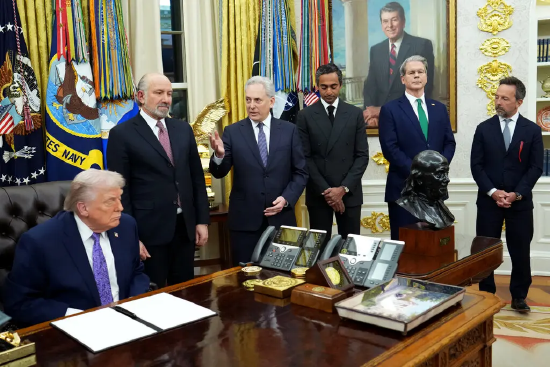 本月，在白宫椭圆形办公室内，大卫・萨克斯（画面中正在做手势者）与特朗普等人合影。萨克斯现任特朗普政府的人工智能与加密货币事务专员。