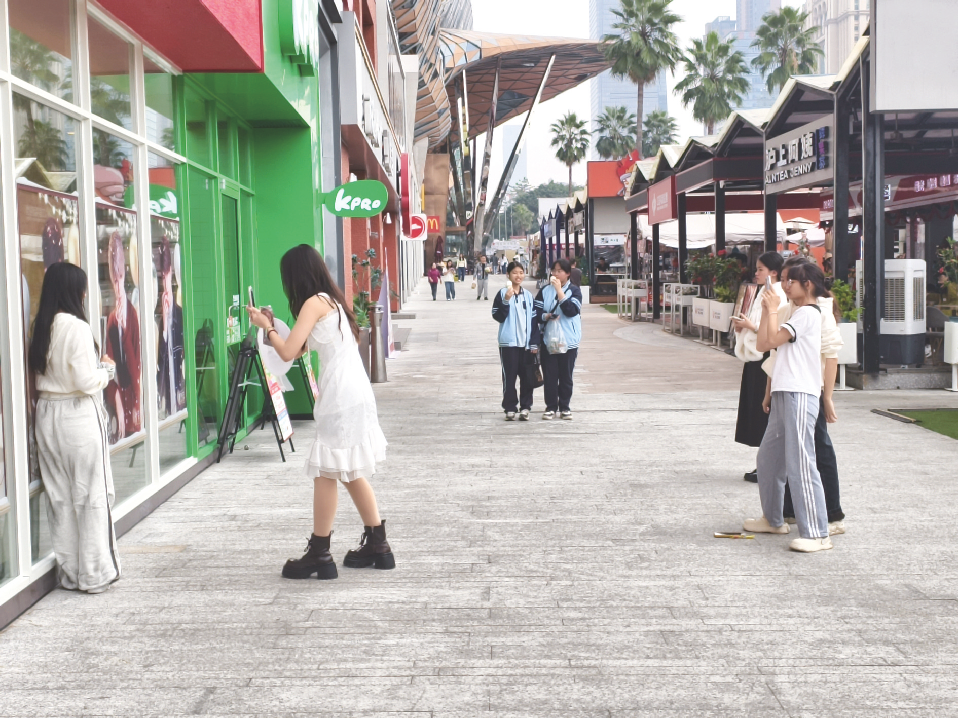     12月21日,冬至,南宁暖和,街头一些市民穿短袖出行。    本报记者宋延康 摄