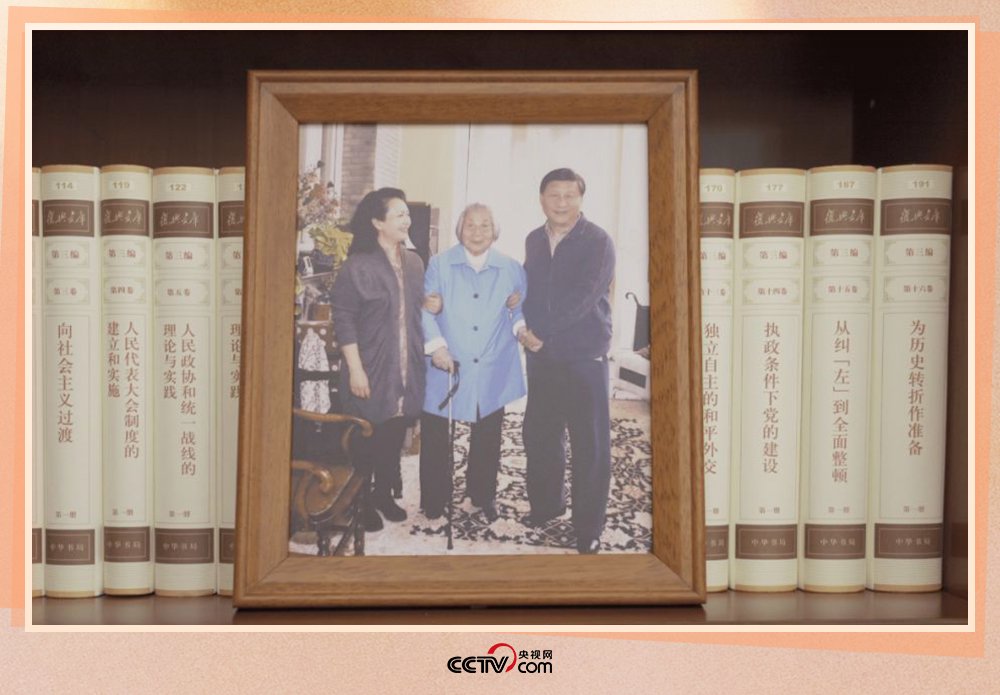 习近平的办公室书柜里摆放着他和家人的合照。（照片来源：央视新闻）