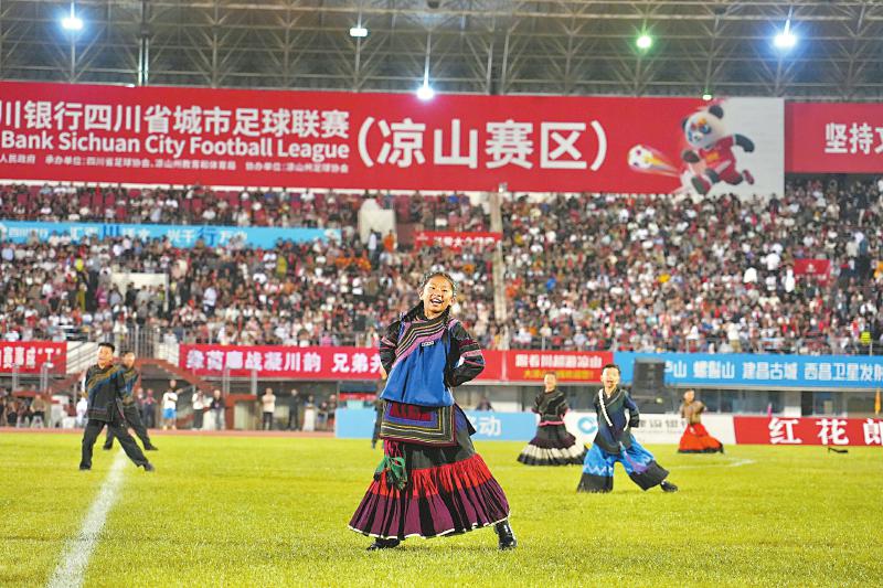 喜德县果果合唱团在“川超”赛场唱响《勇敢的少年》。 王荣升 摄