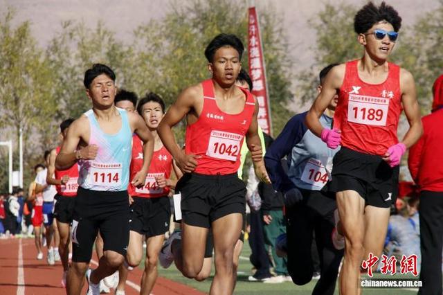 图为选手向终点发起冲刺。陈宗淇 摄