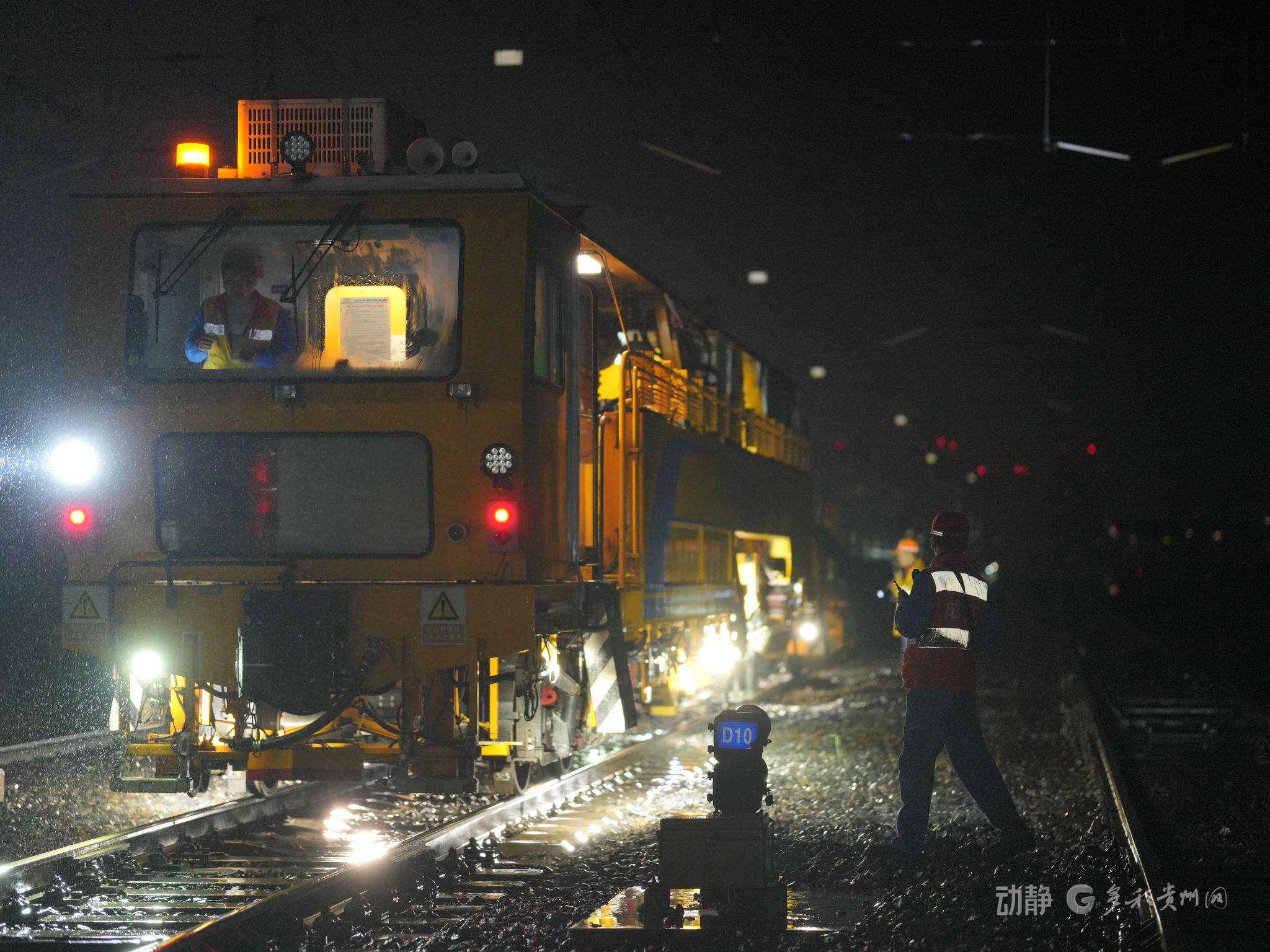 图为3月14日凌晨线路大机捣固施工(青尧摄)