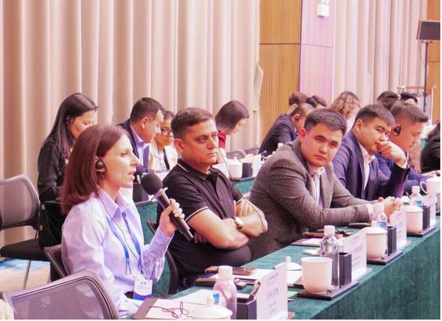 11月11日，新疆乌鲁木齐，2025上合组织青年交流营期间，上合组织国家青年代表在青年创业研讨会中进行交流。主办方供图