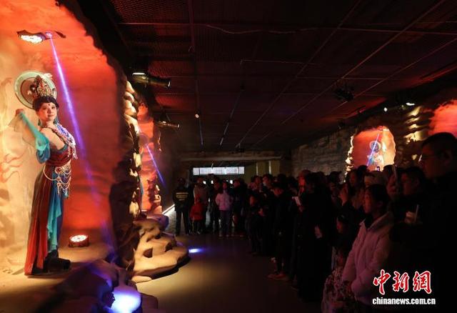 2月22日，宁夏银川，西夏陵景区内，《西夏楽集》行浸式演艺吸引了众多游客驻足体验。中新社记者 于晶 摄