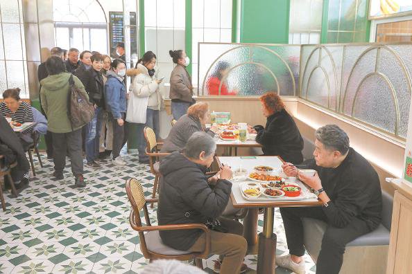 “蝴蝶食坊”社区食堂内，取餐档口前排起长龙 本版摄影 本报记者 周馨