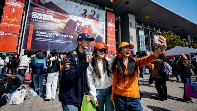 车迷在上赛场留影 李铭珅 摄