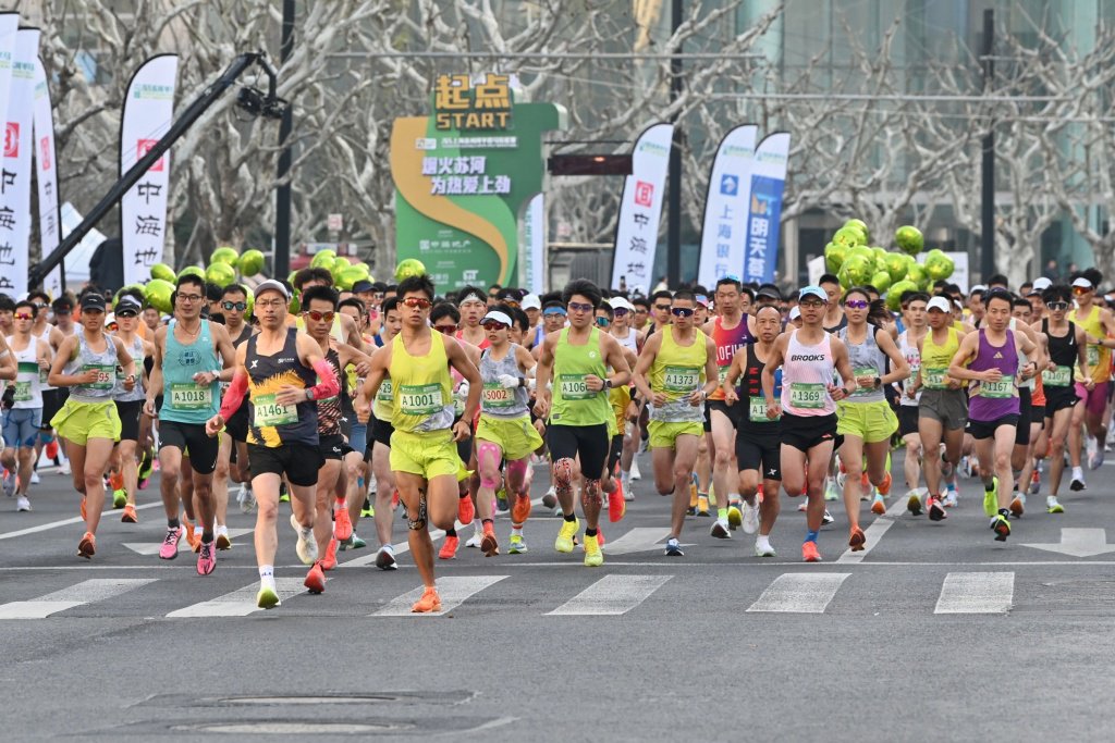 2026苏河半马鸣枪起跑，7000名跑者沿着苏州河感受普陀的魅力。 澎湃新闻记者 朱伟辉 摄