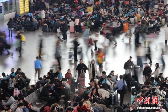 2月22日，中国农历正月初六，四川成都火车东站候车的旅客。春节长假即将结束，各地铁路迎来返程客流高峰。中新社记者 张浪 摄