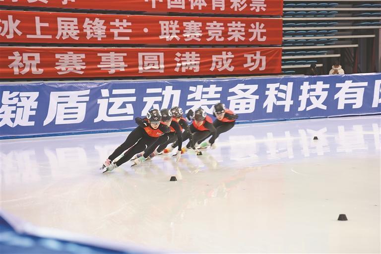 “冰超”燃动七台河，短道速滑运动员奋力冲向终点。图片由受访单位提供