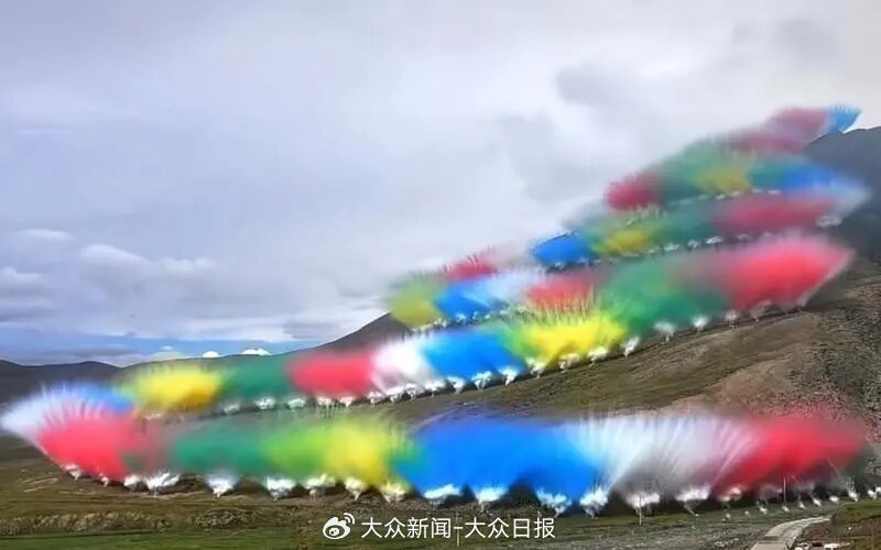▲“蔡国强喜马拉雅烟花秀”画面。图/新京报视频号截图