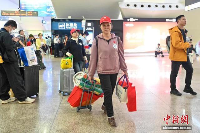 图为务工人员抵达广州南站。中新社记者 陈骥旻 摄