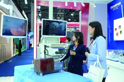     11月5日，在第八届进博会医疗器械及医药保健展区奥林巴斯展台，工作人员演示消化内镜系统。新华社记者 张子彧/摄