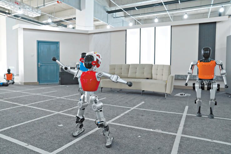 在松延动力复刻的“春晚舞台”上，机器人反复练习翻跟头不出格子。本报记者 王海欣摄