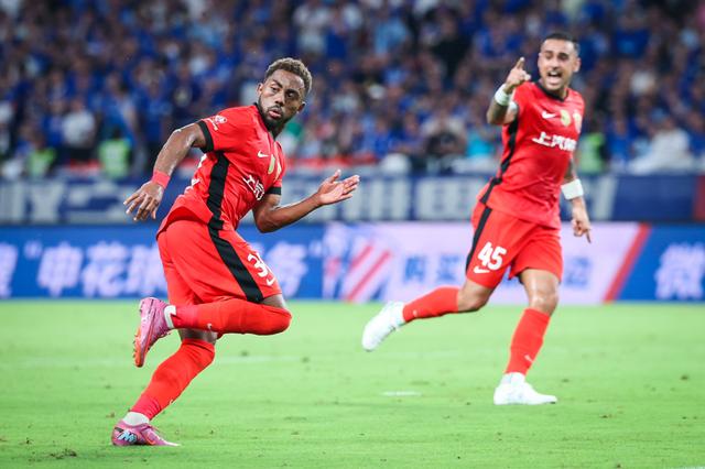 2025年8月9日，上海体育场，中超第20轮上演申城德比。莱昂纳多、加布里埃尔都有出彩表现。 海沙尔 摄