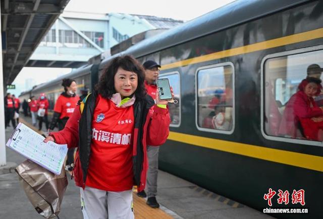 图为球迷在本溪火车站乘车。中新社记者 于海洋 摄